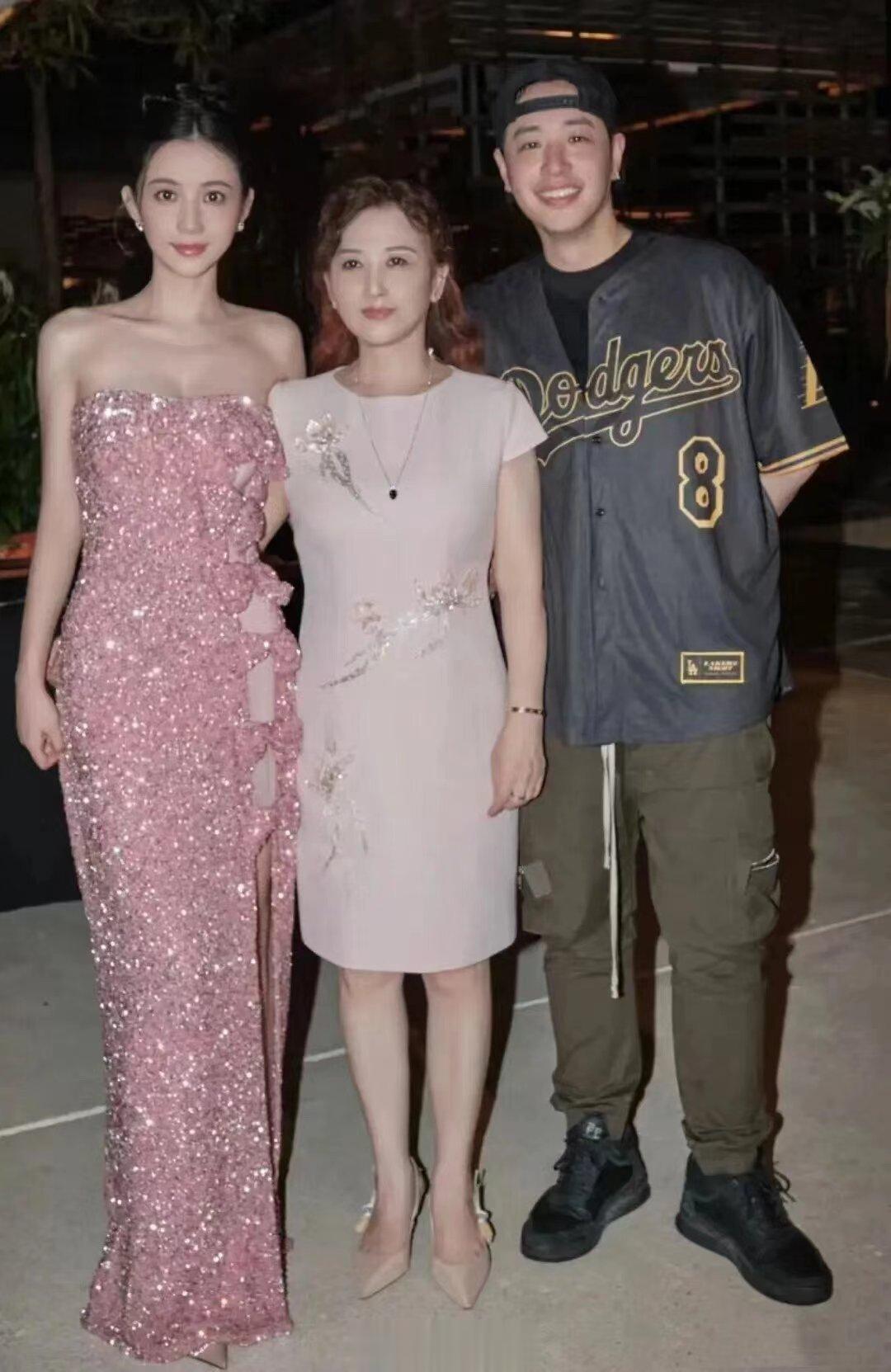 婚礼上宣云表情都一样宣云嫁给了潘玮柏，情绪好稳定，表情一样看不出内心波动[色] 