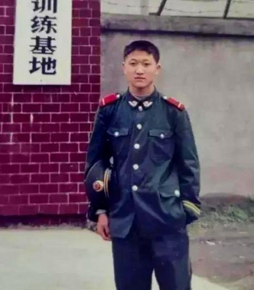 2006年，两个彪形大汉企图将两名女学生诱拐至南方。途中，女孩们低声向同车的武警