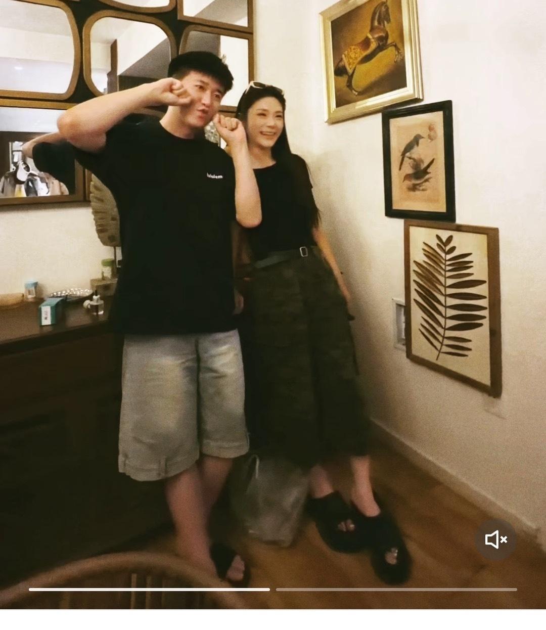 于燕一大把年龄了，一点没有这个年龄该有的自持，和谁都暧 昧，每天呼喊着找男同伙，