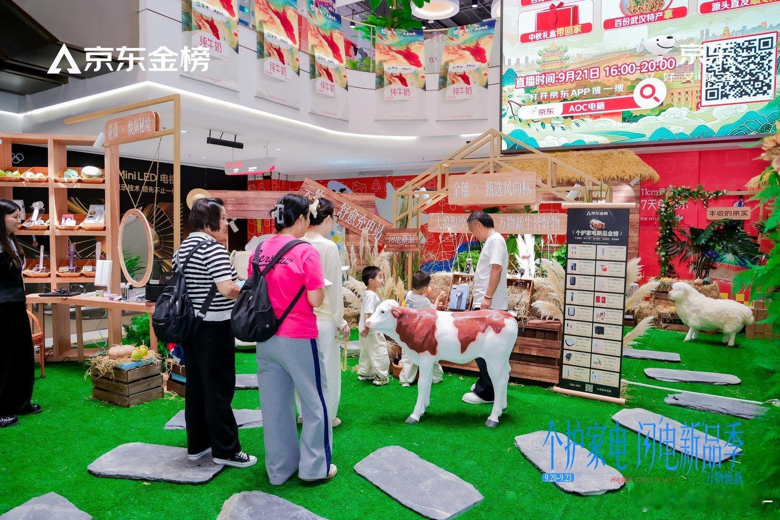 北京南城的秋天藏在一座农场里 南三环商场B2惊现秋日快闪农场！金黄稻田氛围感拉满