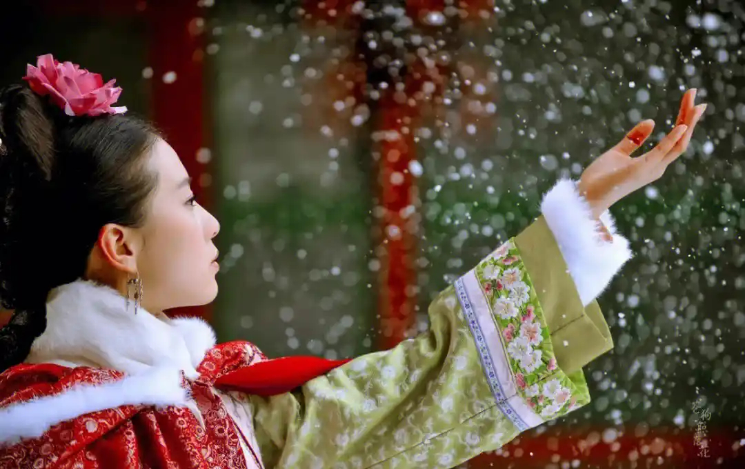下雪天撑伞等公交，伸手唯美接雪被当成乞丐小学四年级的事啦，说出来给大家笑笑:)一