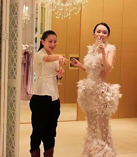 当妈妈是要付出代价的，看霍思燕就知道了。美女身材再苗条，也避免不了怀孕时和娃还小