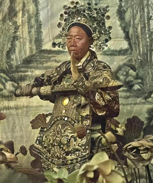 清朝时期，李莲英趁慈禧用膳时，劝她多喝酒，结果慈禧就喝多了，恰逢老方丈求赐字，慈