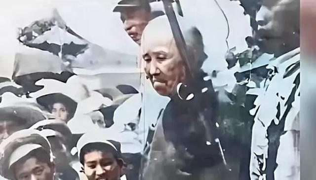 1950年，“双枪老太婆“赵洪文国被押赴刑场时拍下的照片。当时赵洪文国已经71岁