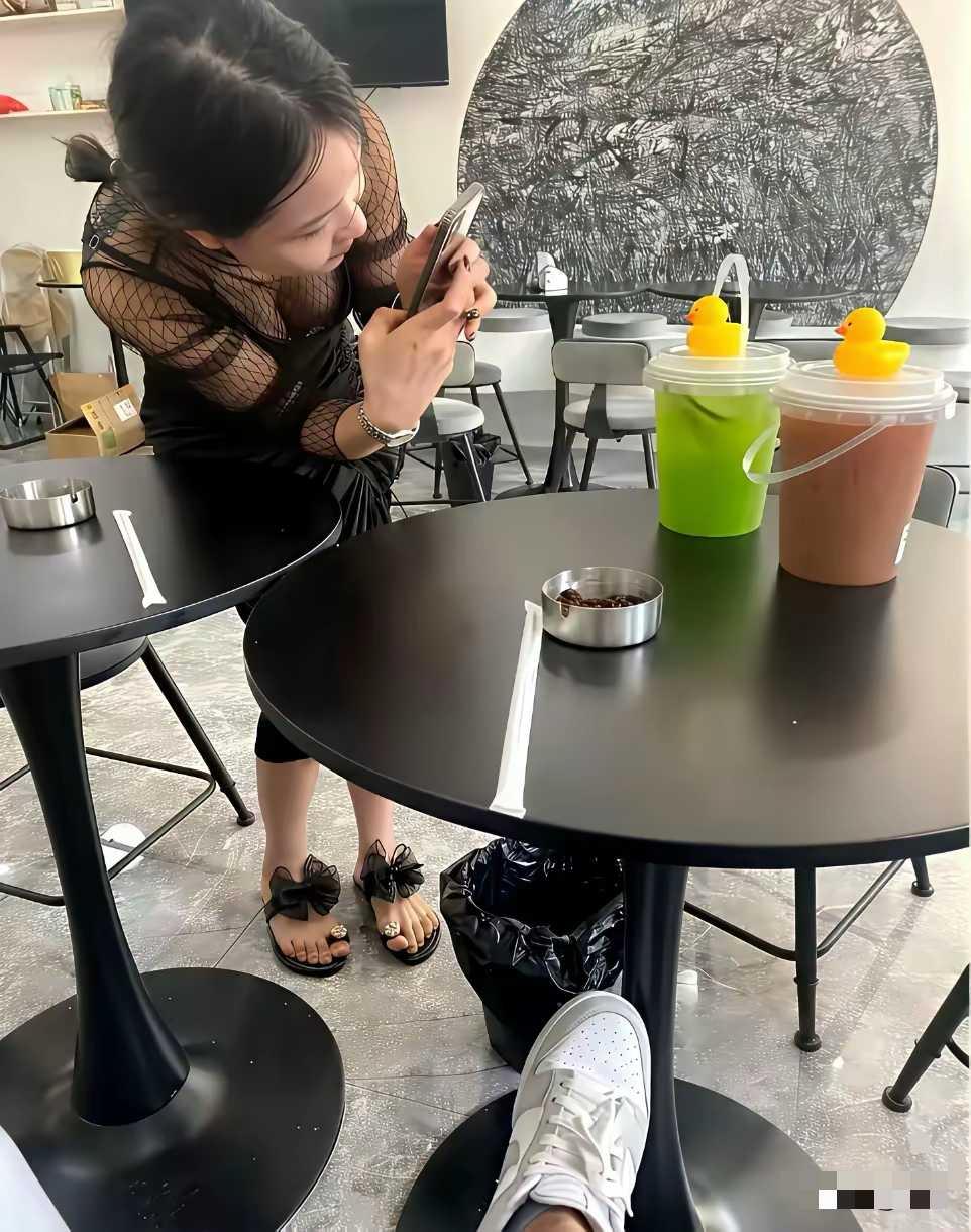 不懂就问，为什么大拇指要翘起来了呢？