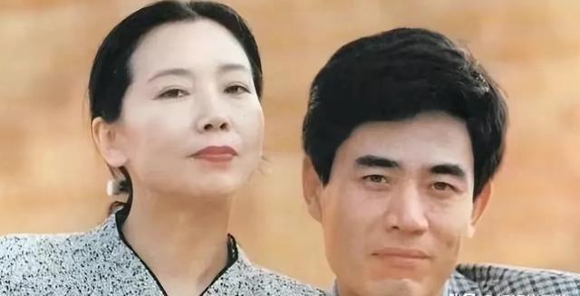 1974年，陈宝国对同班同学赵奎娥动了心，他没有勇气表白，又怕狼多肉少，被别人抢