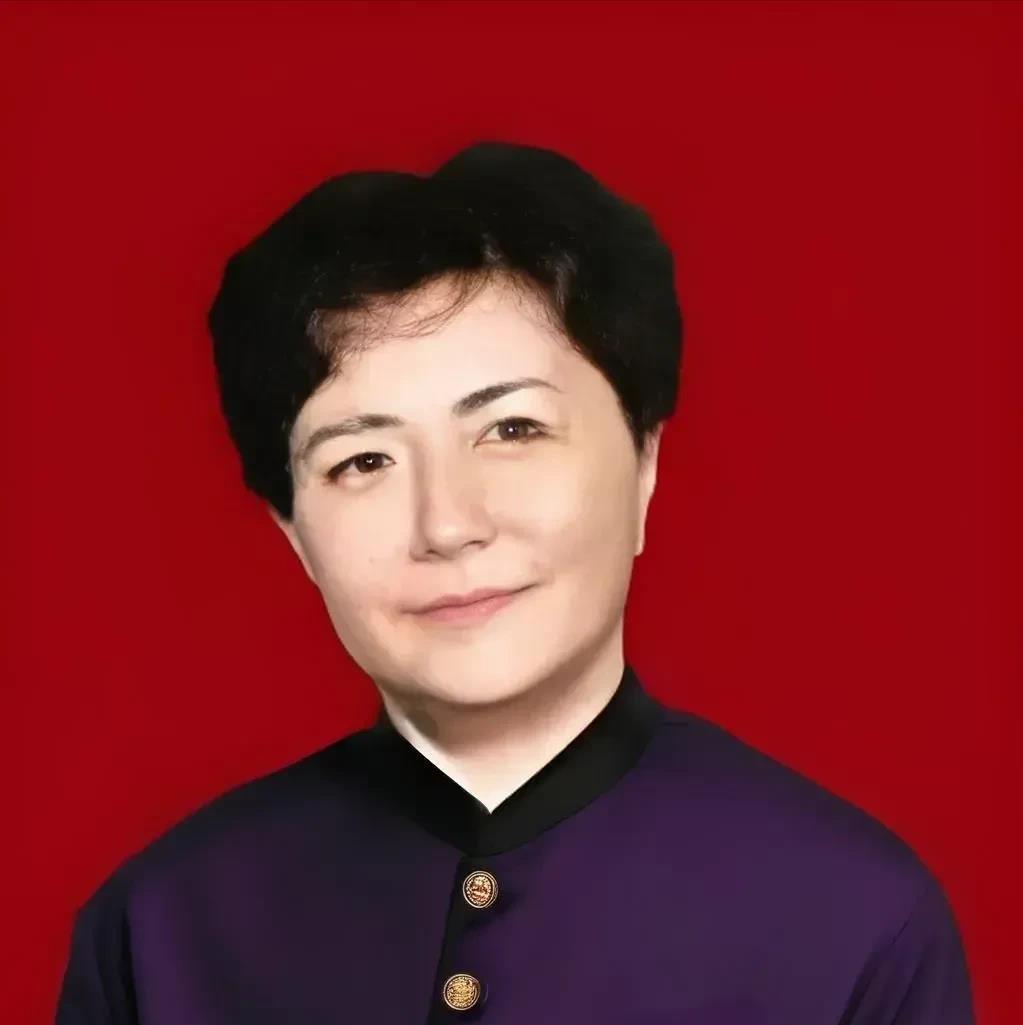 在娱乐圈这个名利场，宋萤萤这个名字才是真正的“王炸”！
宋丹丹当年和英达闹离婚，