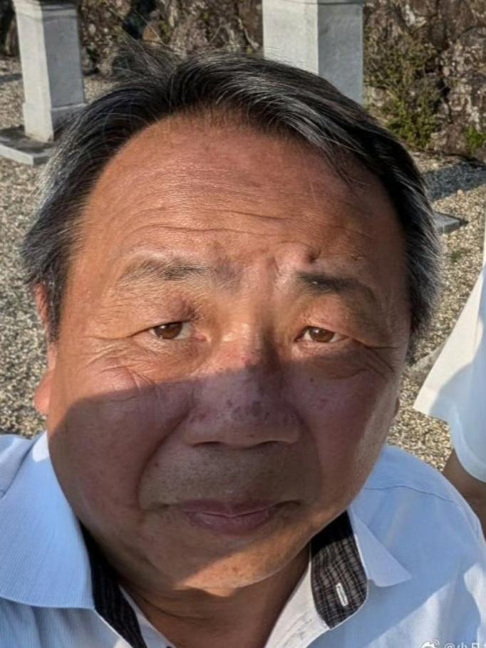 敬请欣赏石平本人美照，不是我刻板印象，这些出卖祖国的人差不多都是这副模样，简直高