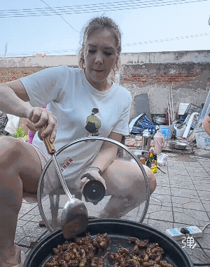 有句老话叫做不干不净，吃了没病，这外国媳妇好样的，接地气![捂脸]