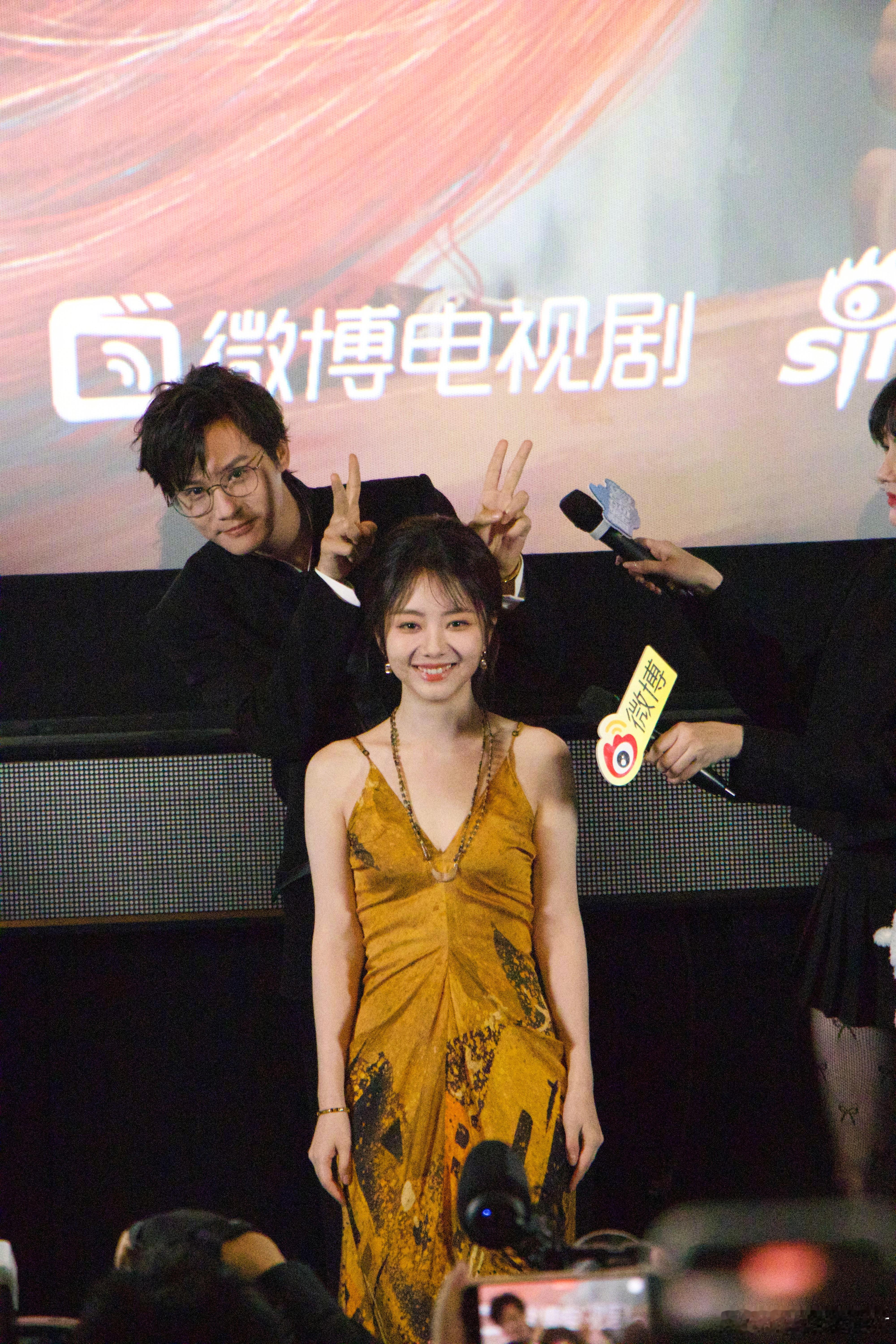 啊郑业成给谭松韵比兔耳朵✌🏻季英英完全小兔子！谭松韵和郑业成的《蜀锦人家》真的