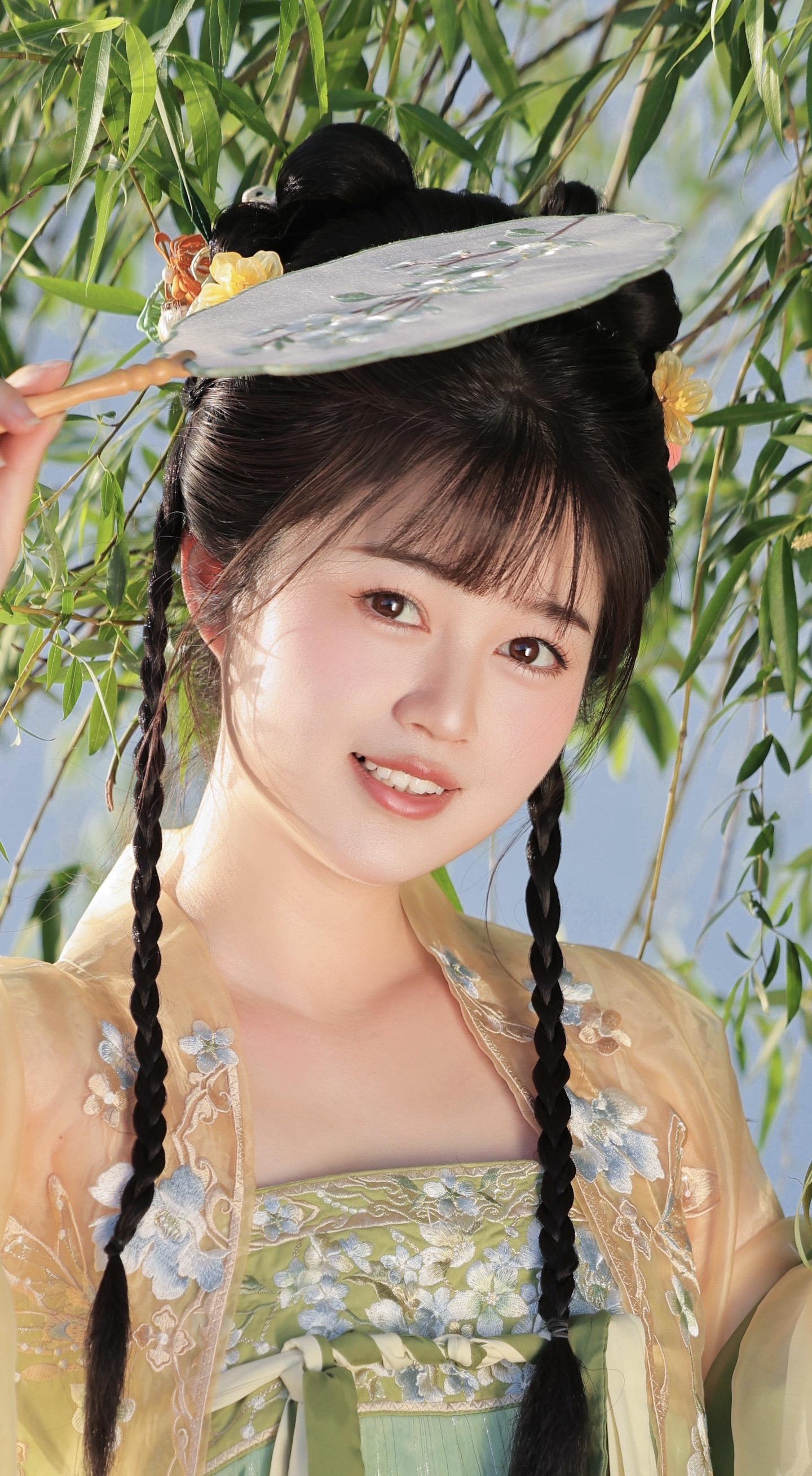 小柳儿～湖边的柳树满满的春日感😀 完了有点被自己美到