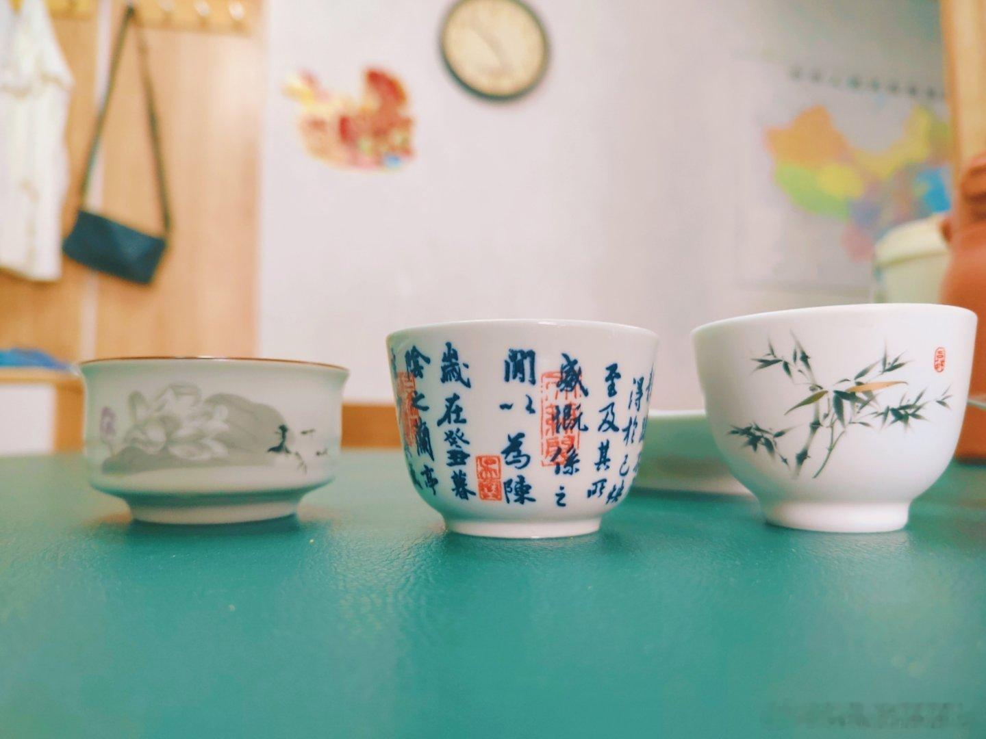 路遇小店，一人选了一个杯子惬意的下午，拿出来品茗突然想起了豆 包，拍照一问，果然