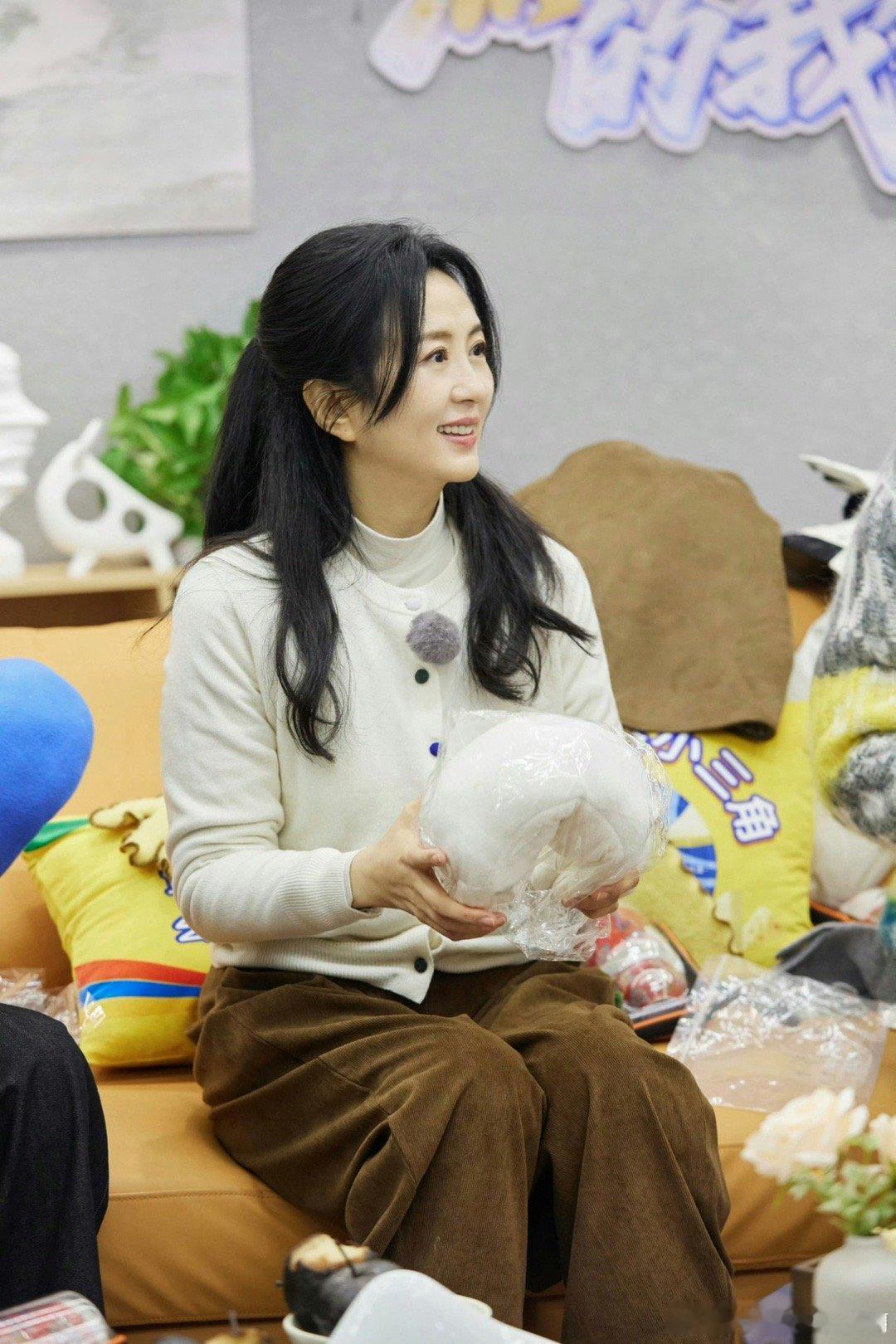 杨童舒综艺感藏不住了 杨童舒一上综艺就发光！搞笑接梗超有料，真实不做作，国民姐姐