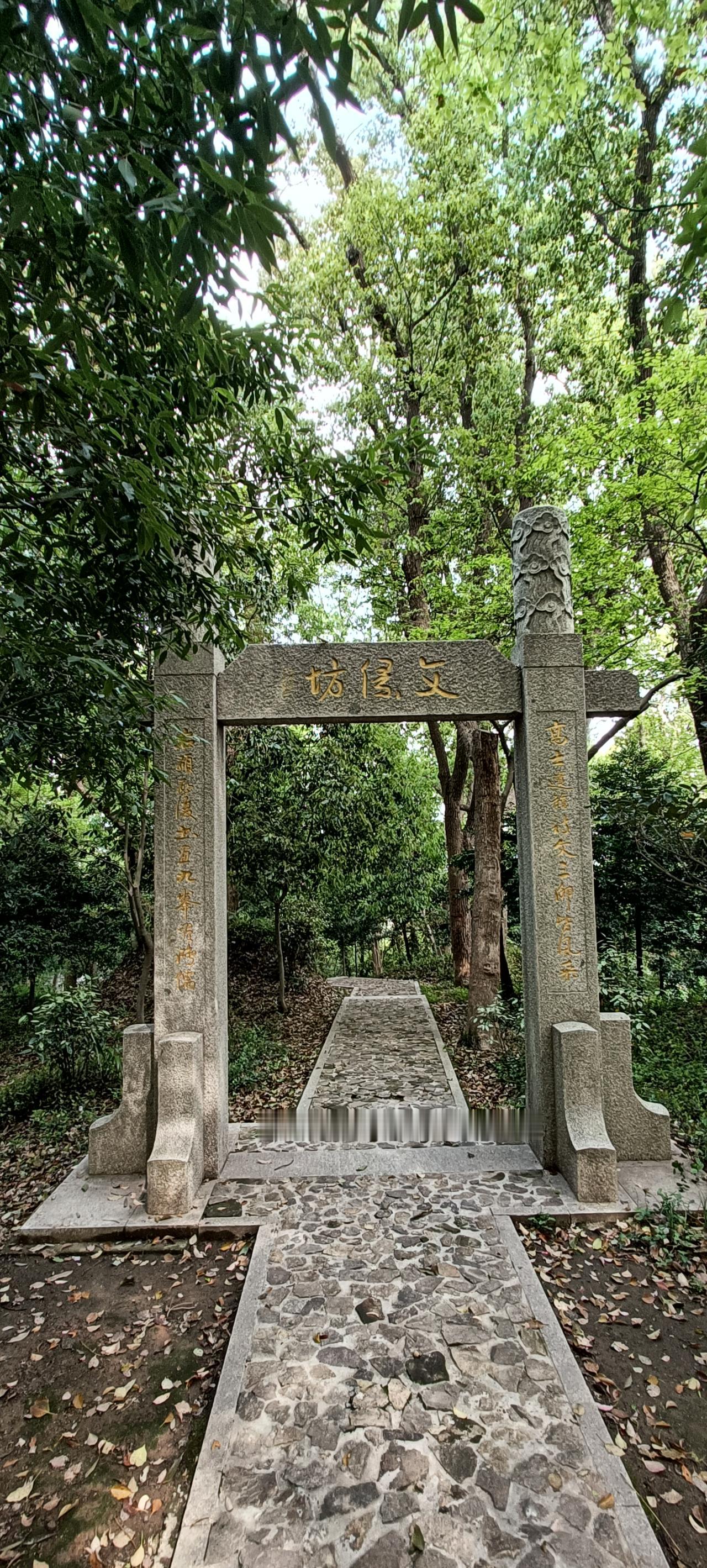 探索古朴的石门，感受历史的厚重与自然的宁静。
上联:石径通幽处，
下联:古木荫长