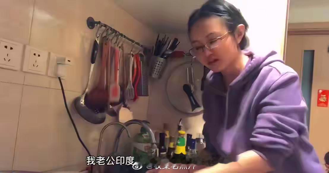 女子嫁给印度人，也喜欢上做饭了。她说哄完孩子睡觉后，还得赶紧做印度老公喜欢吃的饼