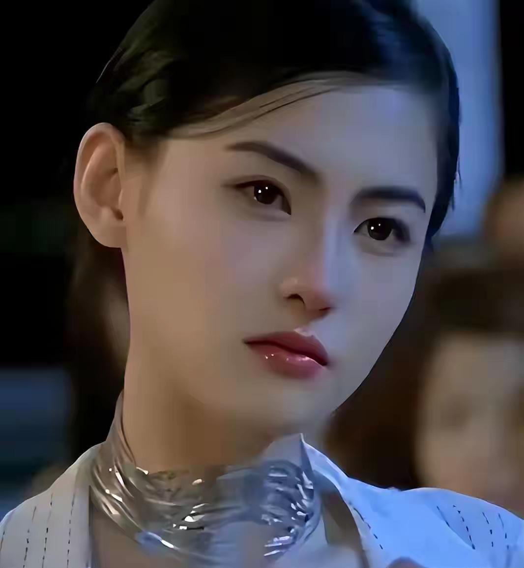 这段文字以张柏芝为例证，阐释了对“生命价值”与“真正强大”的理解：生命的价值不仅