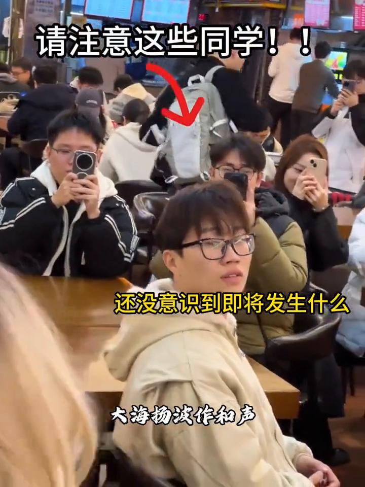 外国人在食堂演奏《英雄赞歌》，路人突然加入进来。
原本只有我在演奏，请注意这一桌