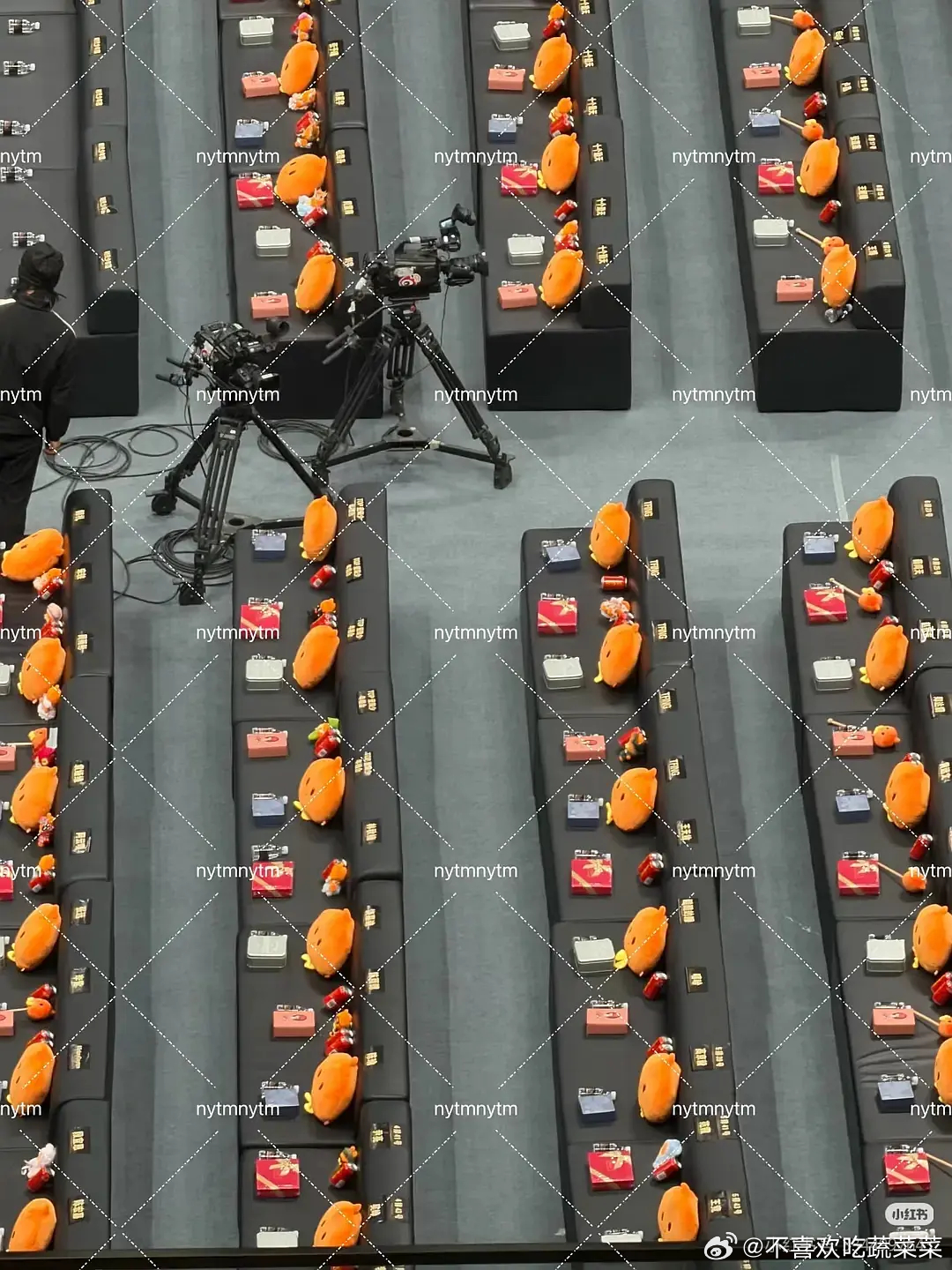 微博之夜时代少年团第三排（中区侧边）top登陆少年是侧边第四排 厂牌就在登登后面