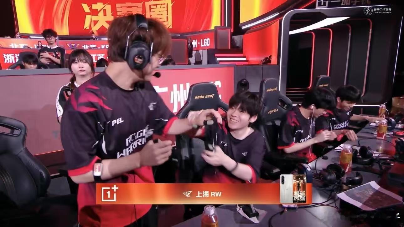 RW17淘汰吃鸡 RW一把17淘汰吃鸡，直接拿了27分，直接干到积分榜第一[哆啦