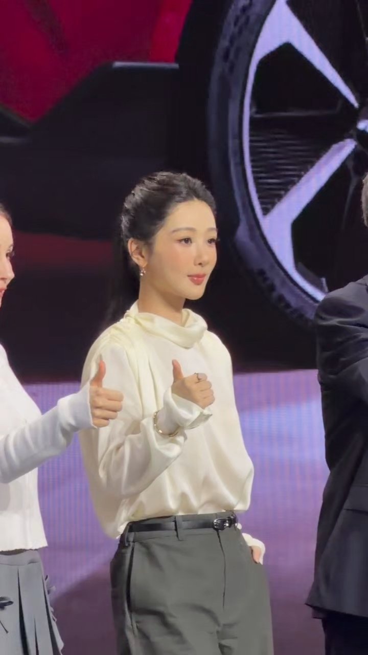 杨紫今日线下活动状态，高马尾干练look！ 