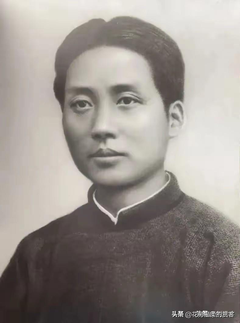 毛主席一生中的十四大功绩：
​第一、提出了枪杆子里面出政权的伟大理论。
第二、三