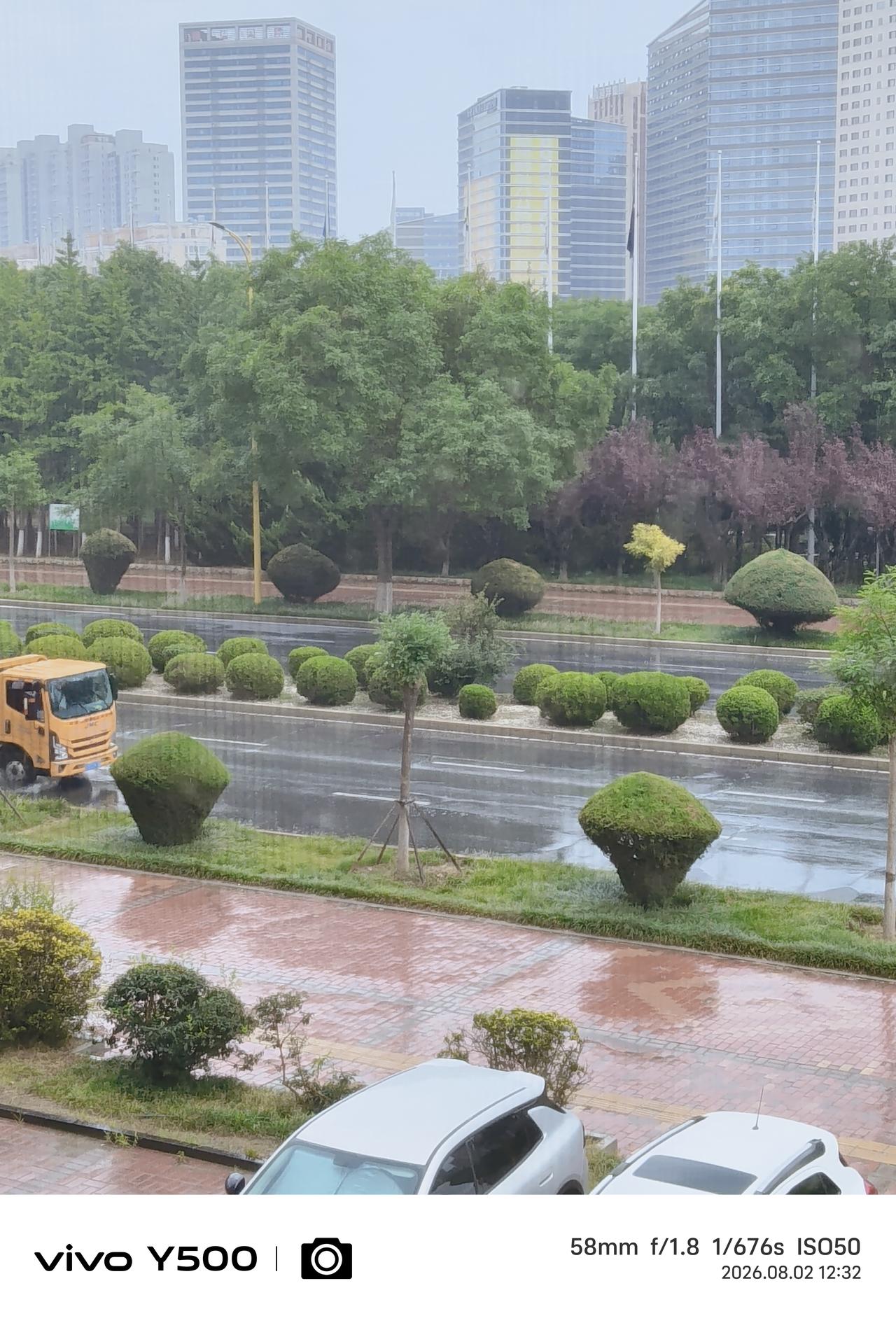 遇到及时雨
     现在是8月2日的中午十二点半左右，一片云一阵雨，终于可以喘