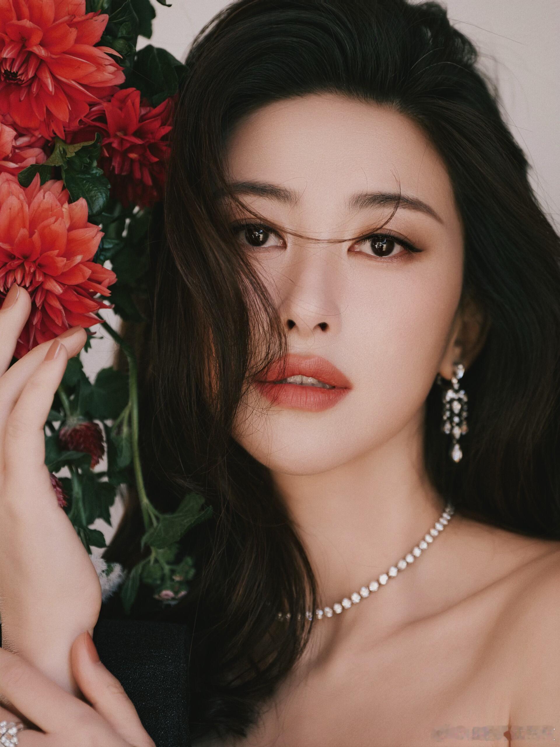 朱珠的假期也太松弛了吧！灰色毛呢大衣加身，在画展里走走停停，品着红酒放空自己，完