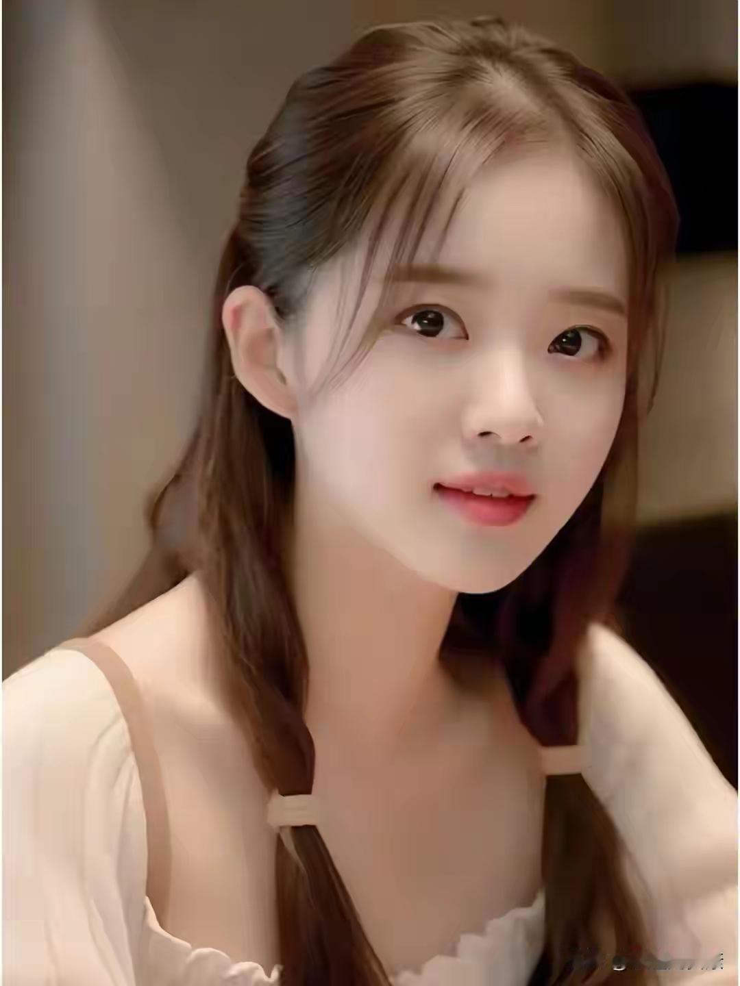 温柔甜美的少女，浅笑嫣然，宛如春日暖阳。