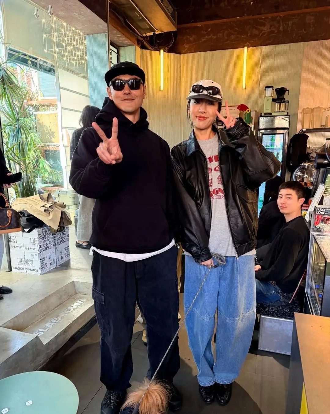 43岁阮经天现身上海街头逛街被偶遇，他的穿衣打扮太酷了，他装扮酷帅有型，身材又高