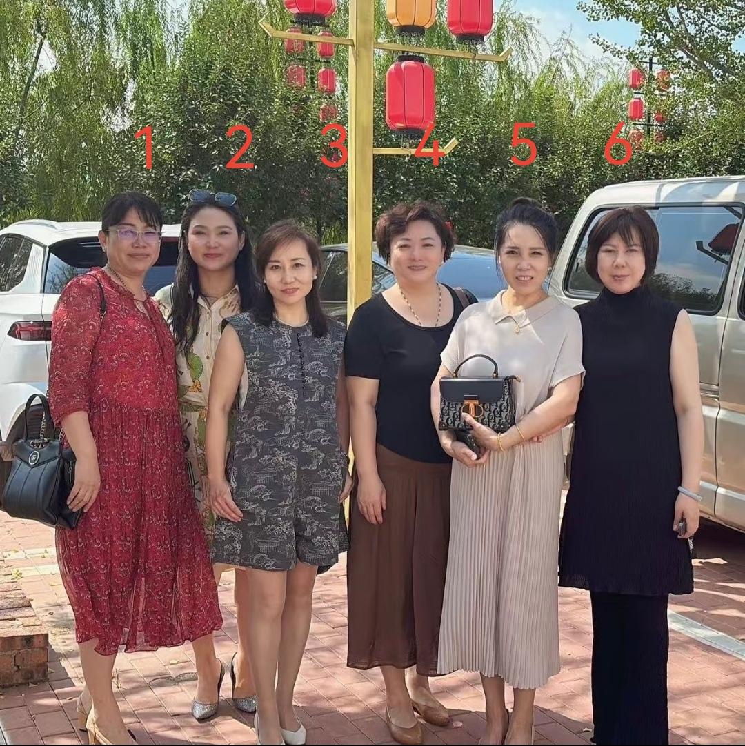 光阴似箭，转眼同学们都已年过五十。凭第一直觉，你能看出哪个的家庭最富裕吗？