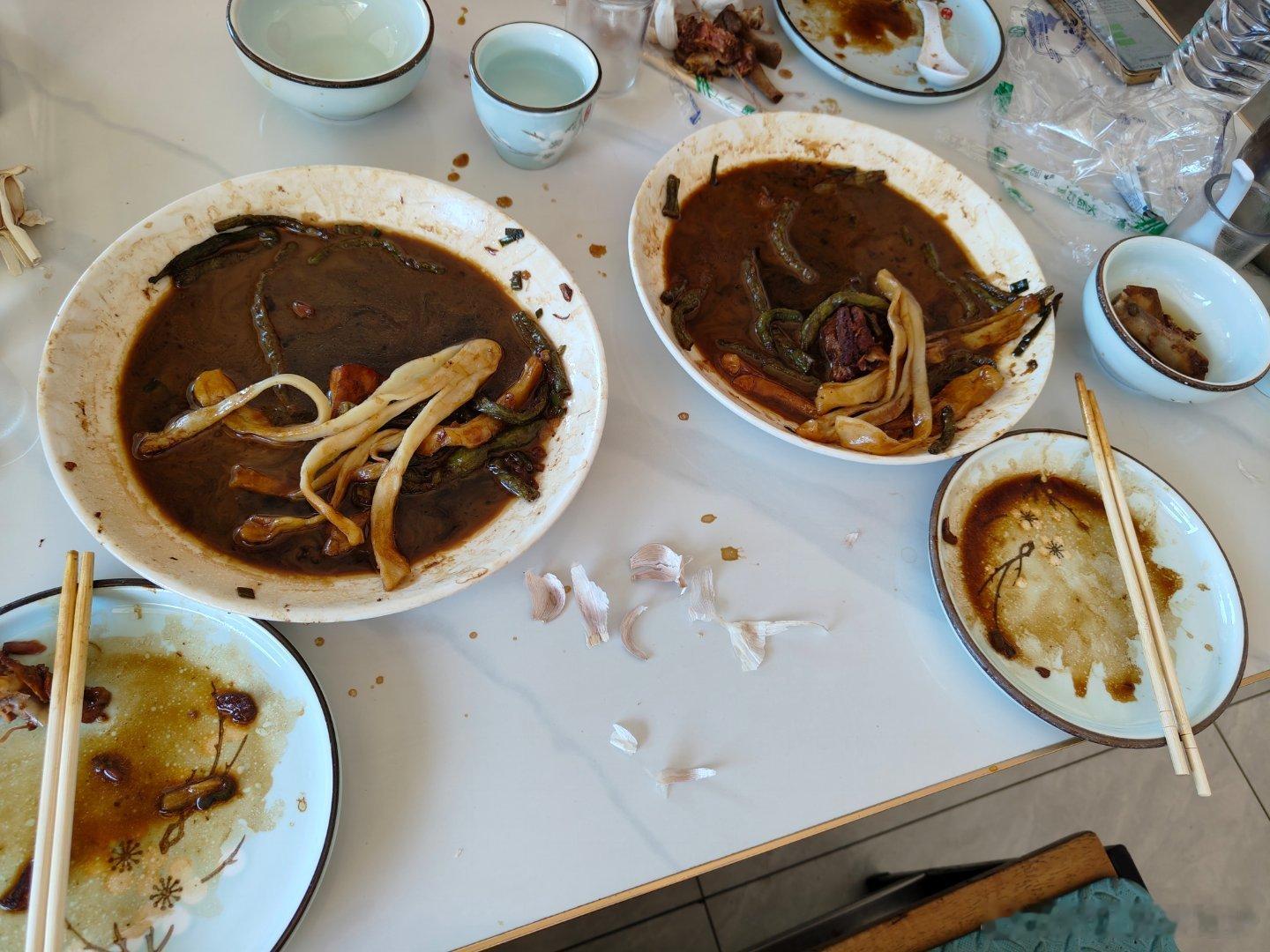 今天中午AA制吃粘卷子。这个建议非常好，吃点好的没有负担，也不用来回抢着买单。合