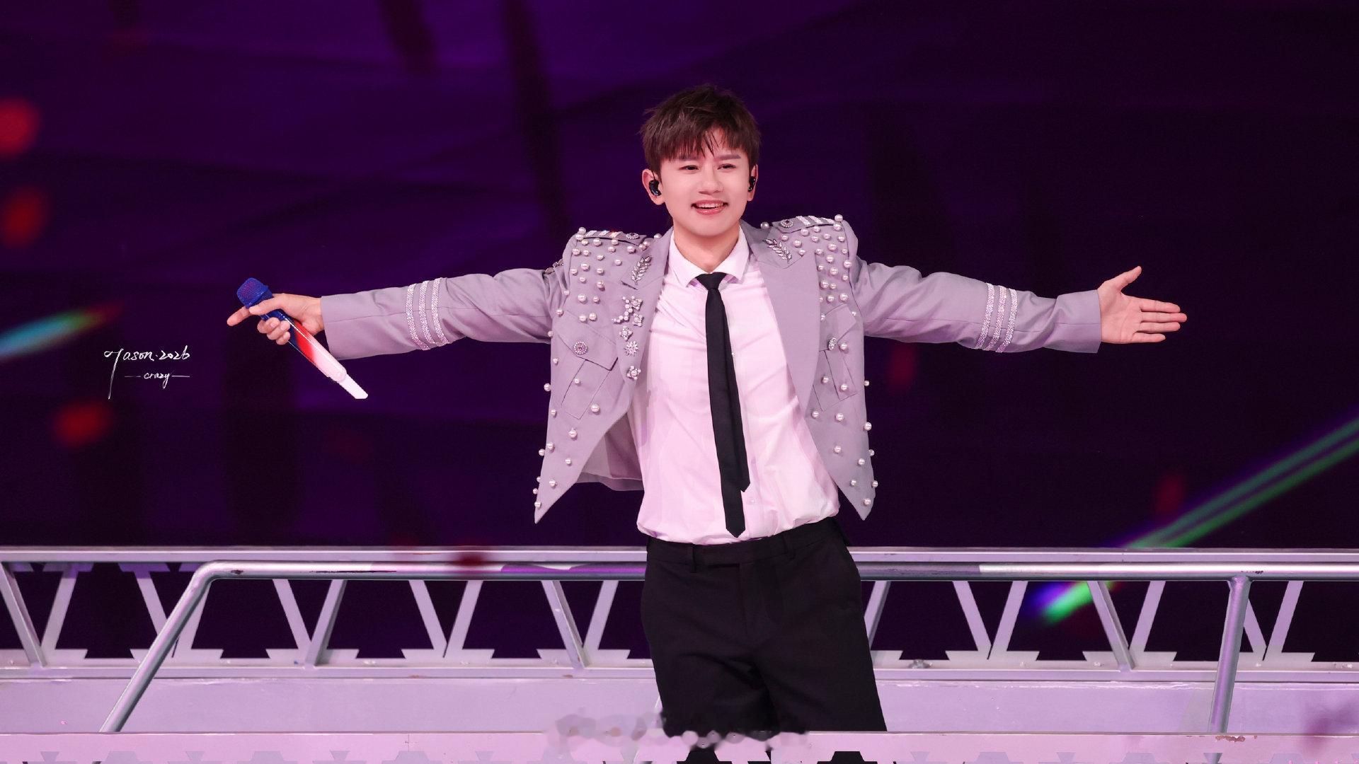 张杰鸟巢下了一场过云雨鸟巢迎来一场特别的雨，张杰歌声里的《过云雨》温柔治愈，与歌