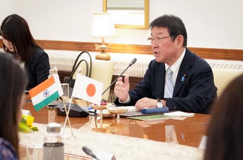 日本外相兴冲冲跑印度想当主角，结果连红地毯都没有，全程被当透明人太打脸！
 
当