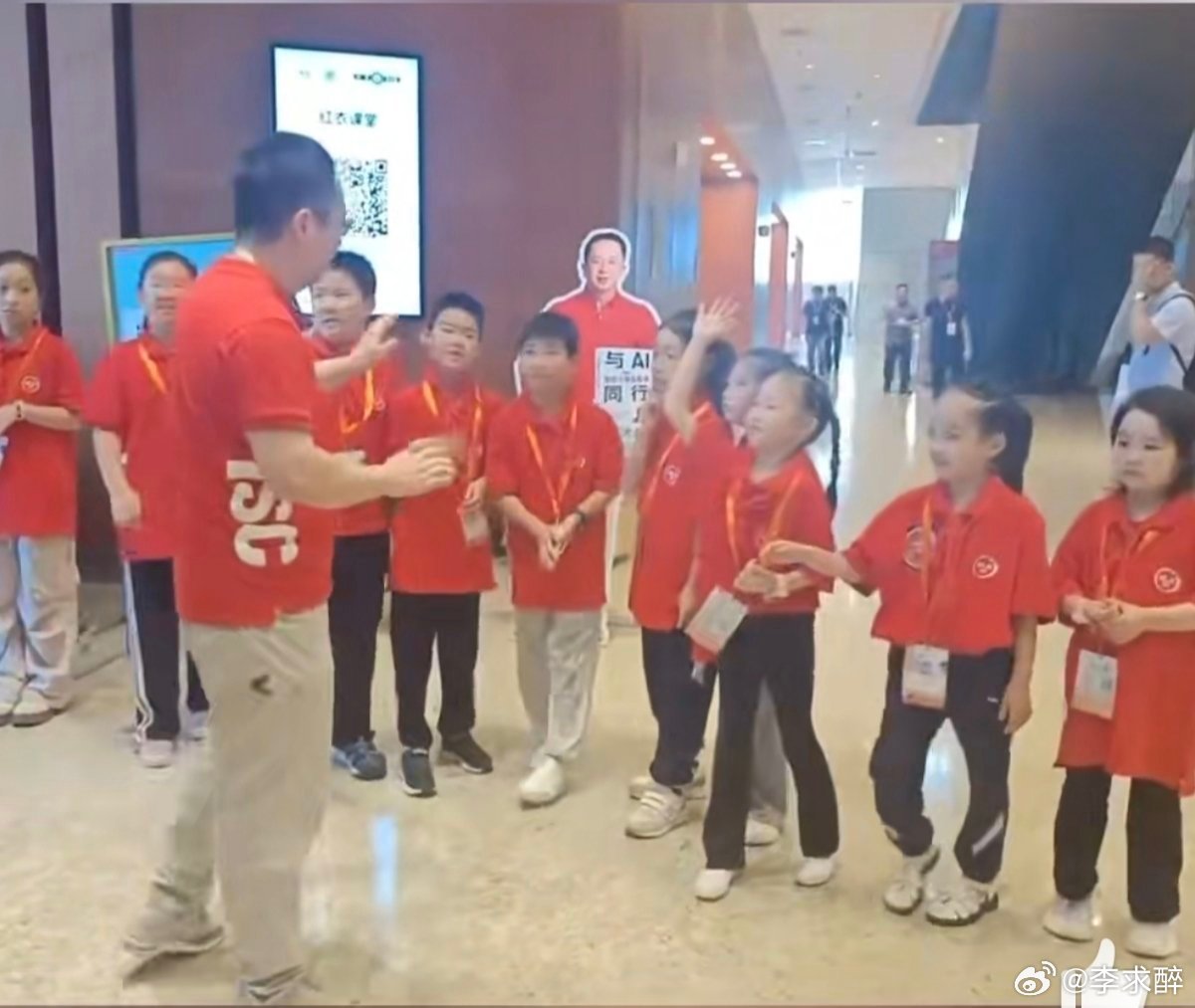 周鸿祎回应小学生如何当AI科学家周鸿祎点赞小学生AI科学家梦想周鸿祎鼓励五年级小