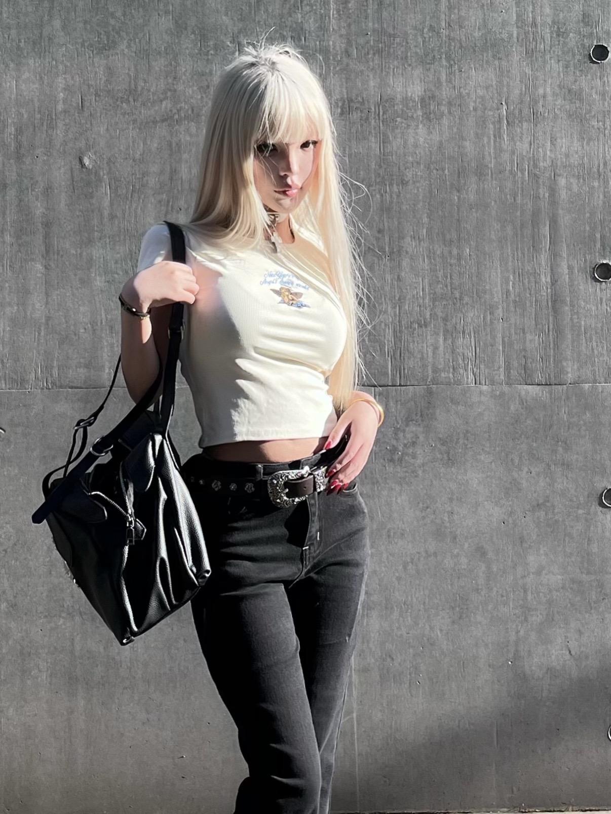 她总是松松垮垮的随意披着头发 一觉睡到下午和晚上 起床就摸根烟含在嘴上 放着她最爱听的歌单曲循环 你从来都不了解她 她说爱不爱早就无所谓了 只是她想找点活着的感觉 哪怕是痛也行