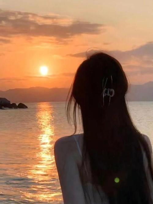 男人真正崩溃，从来不是吃苦受累
 
别以为男人不怕苦不怕累，再难熬的日子，他都可
