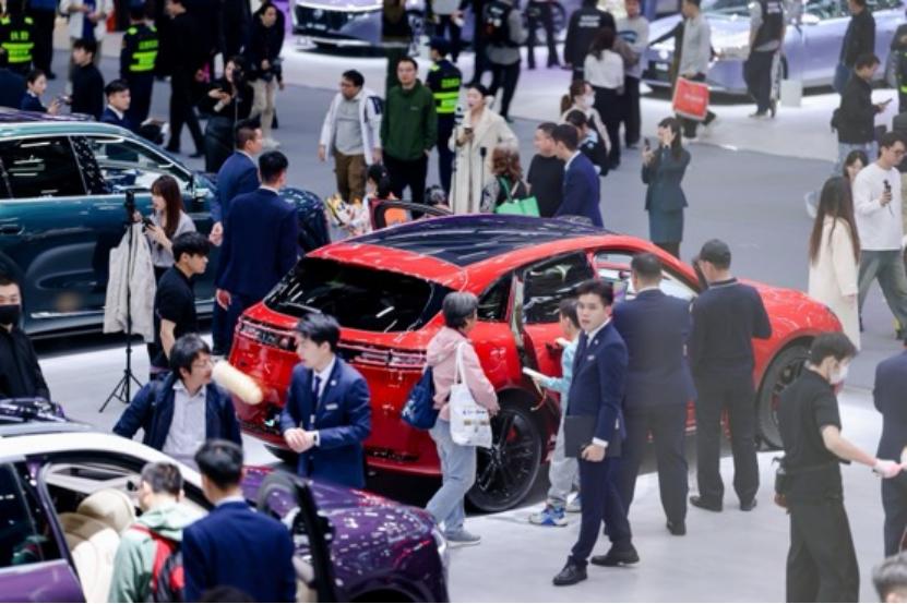 新能源SUV咋选不后悔？问界新M5 Ultra常用常新体验真香！
在广州车展问界