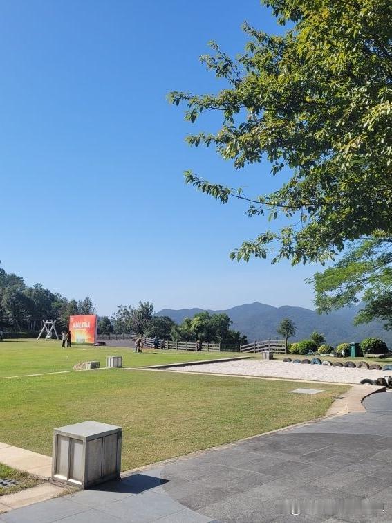 春日漫游指南｜九龙湖山顶草坪的治愈系路线

谁说春天只能宅家？🌿发现一个城市里