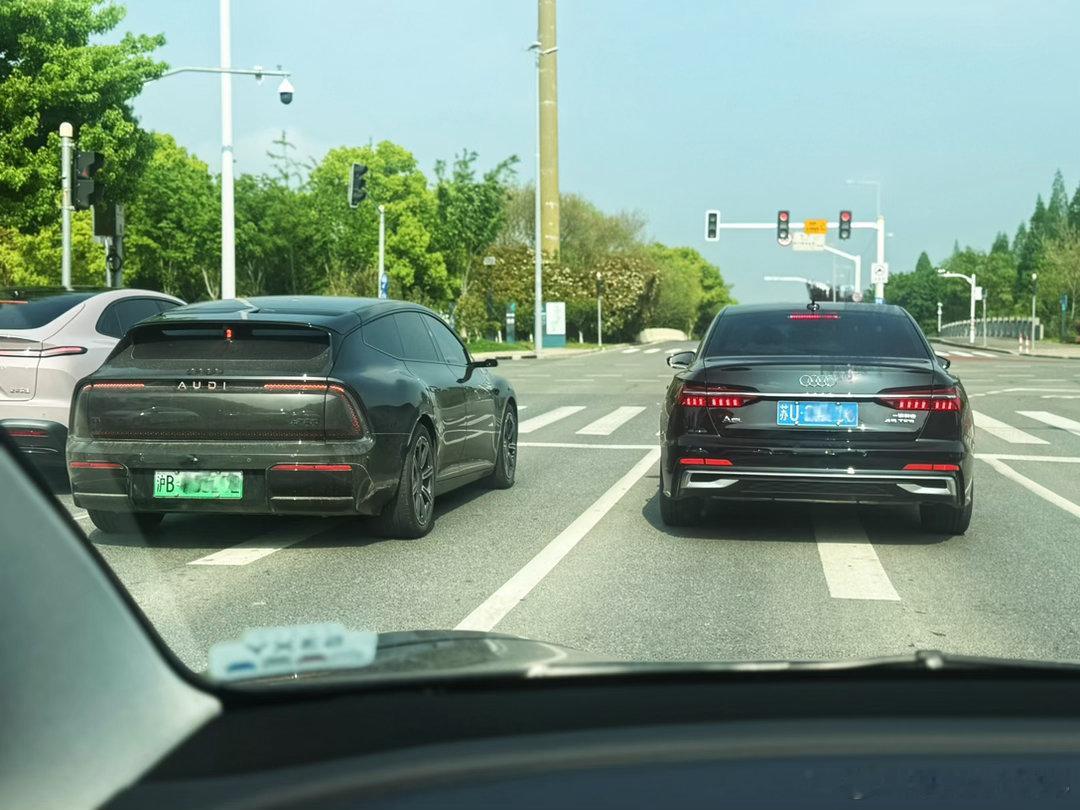 感觉两个时代在我面前手牵手等红灯你喜欢哪个奥迪多一点？微博旅行ing 上海·朱家