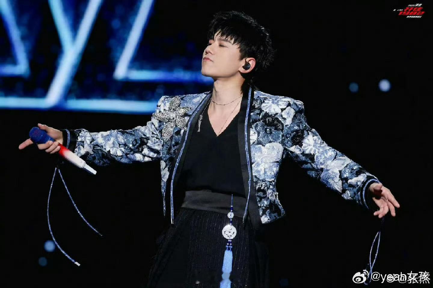 磁场弱了就来听张杰张杰唱出国泰民安的感觉每当状态低迷、磁场变弱的时候，来听听张杰