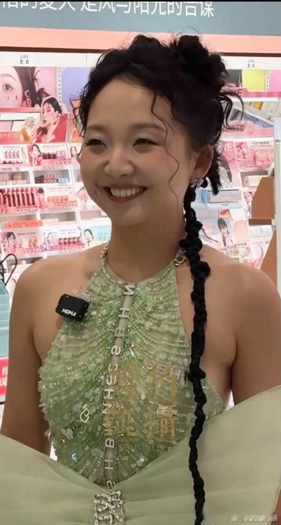 瘦身成功的辣目洋子真是太有自信了，极速转型挑战可爱风格，这条可爱的小绿裙，把她衬