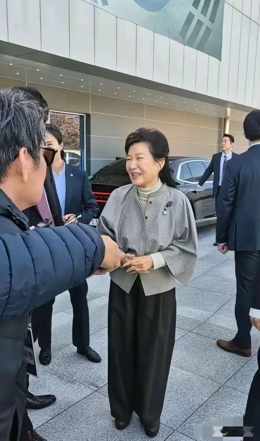 消息传来的第二天，朴槿惠还在保持沉默，想必她心里并不平静，那个曾经把她送进监狱的