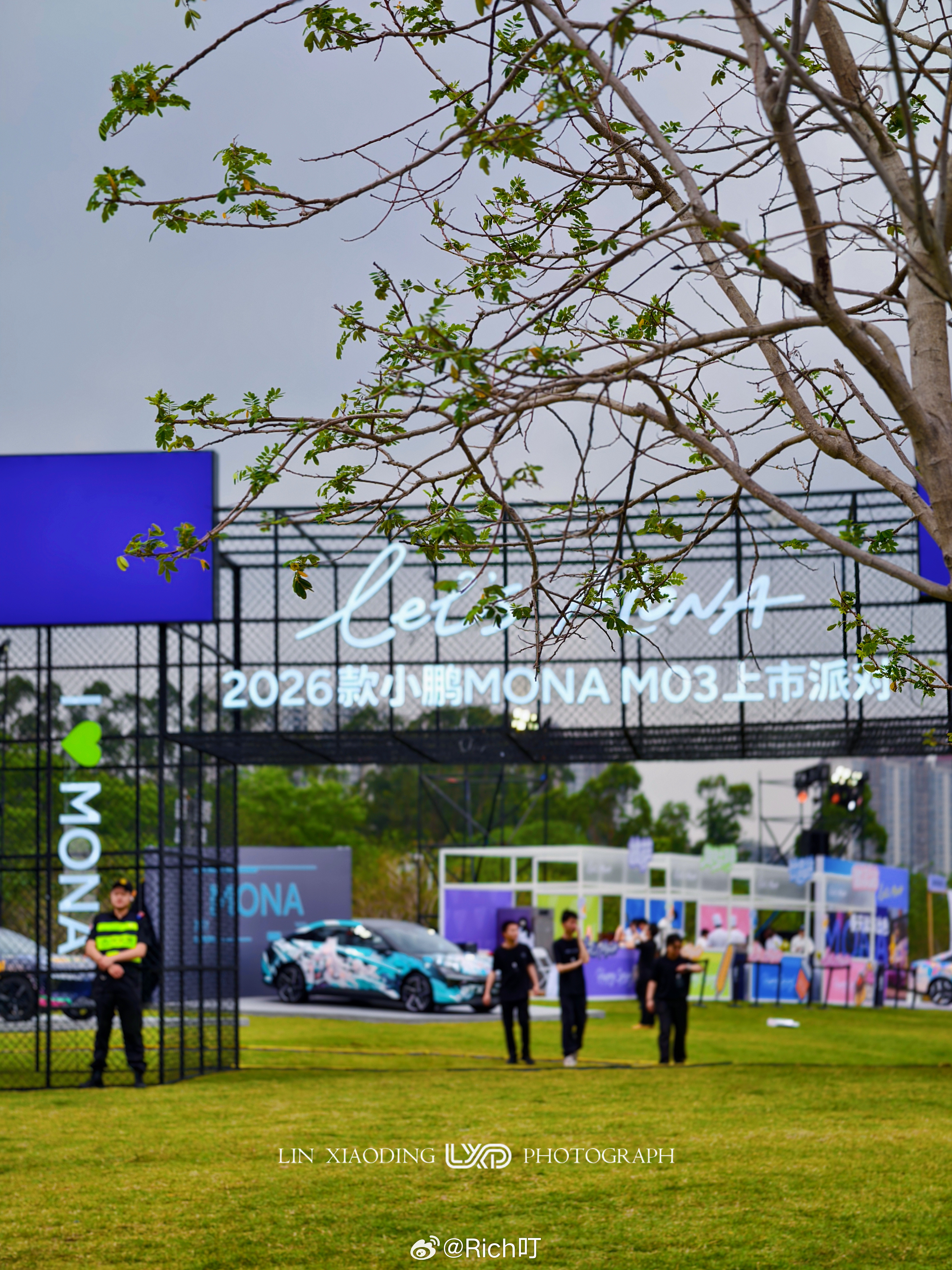 2026款小鹏mona今日上市 现场真的太好拍了超多的鹏友们改过的痛车还有新的颜