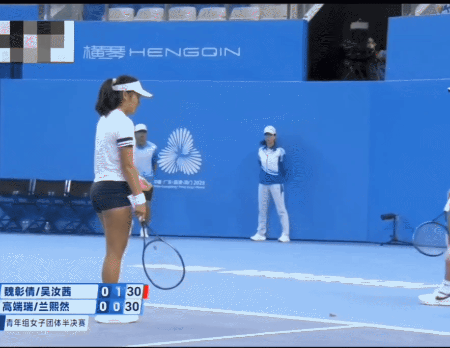 这处理方式有点太简单粗暴，但是万一在鞋底爆了，你要不要擦鞋底再跑过球场？毕竟这不