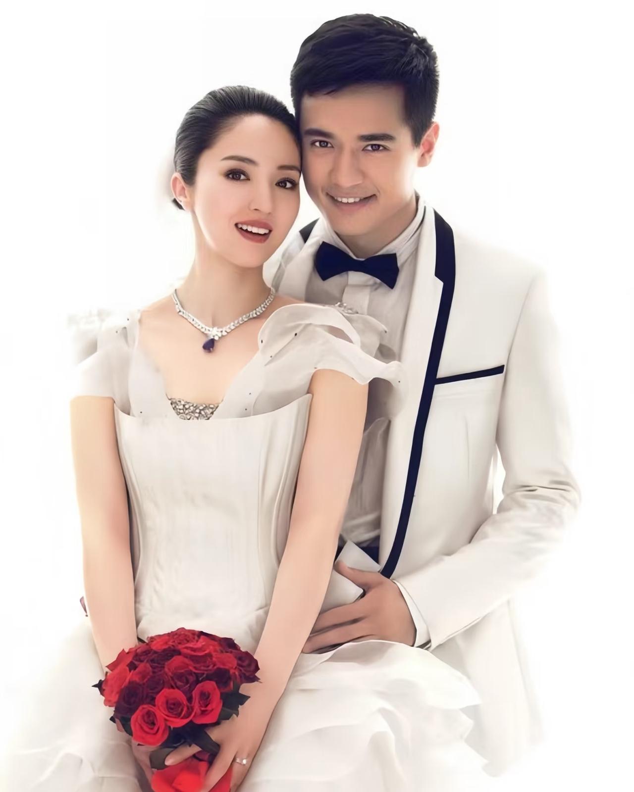 当年董璇和高云翔结婚时，两人的婚纱照都拍了很多版，中式的和西式的，室内的和户外的