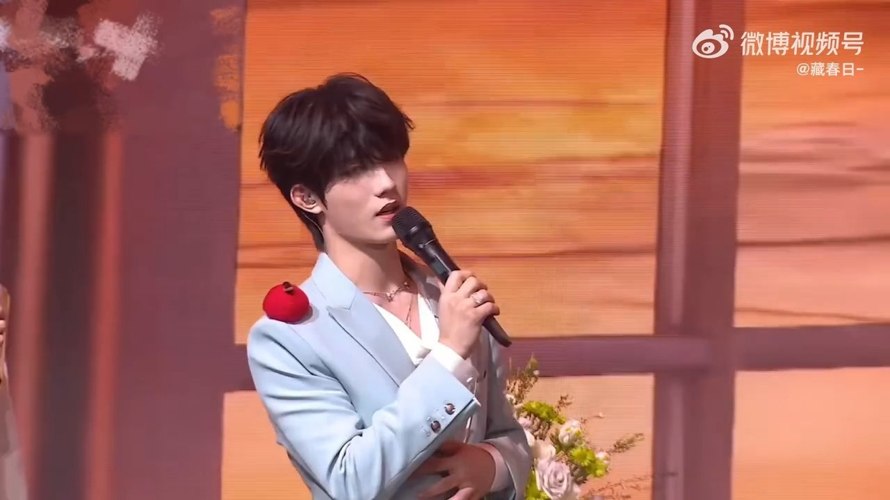 苏新皓被粉丝合唱感动到哽咽苏新皓哽咽感谢粉丝苏新皓说歌曲属于所有人，哽咽瞬间真的