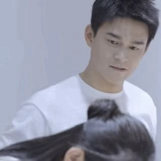 反差感拉满！孙杨向张豆豆挥拳名场面爆火，奶凶小表情戳中全网，谁能拒绝被直球式偏爱
