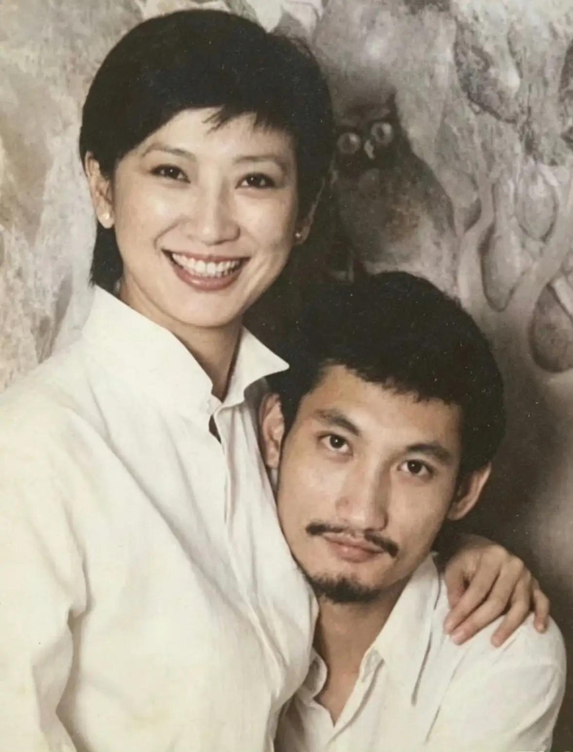 晚宴黄霑当众调侃施南生，她搬出林燕妮一句话，直接让黄霑闭口无言
 
上世纪香港影