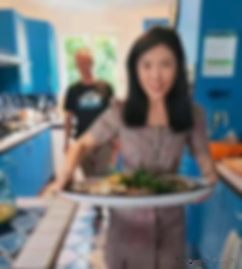 法兰西第一女仆又要打官司维权了
对外端茶倒水，对内重拳出击
为什么这么说？
那是
