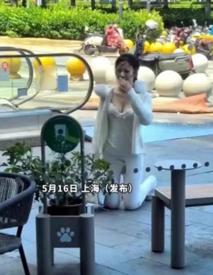 5 月 16 日，上海街头出现了一段被路人拍下的视频，很快在网上传开。画面中，白